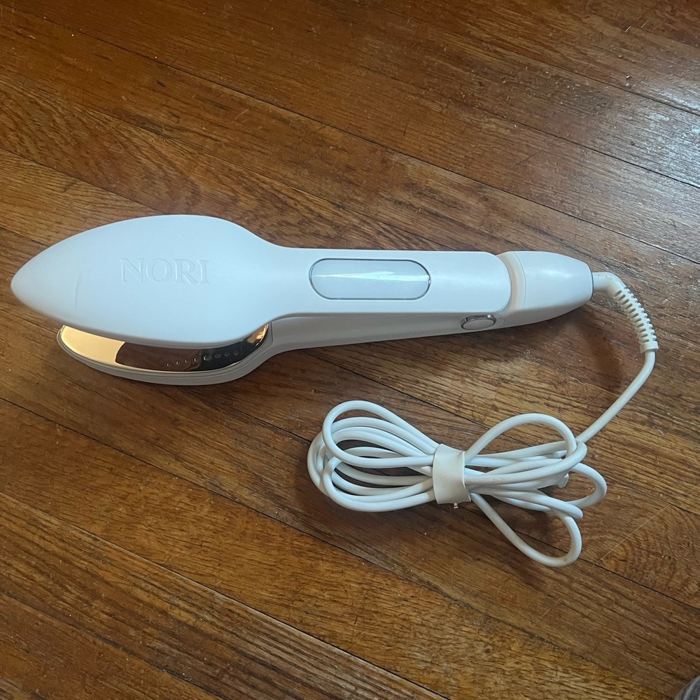 Nori White Handheld Steamer